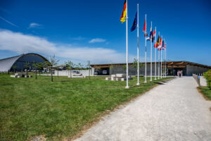 Path from the parking lot to the museum