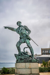 Statue de Robert Surcouf